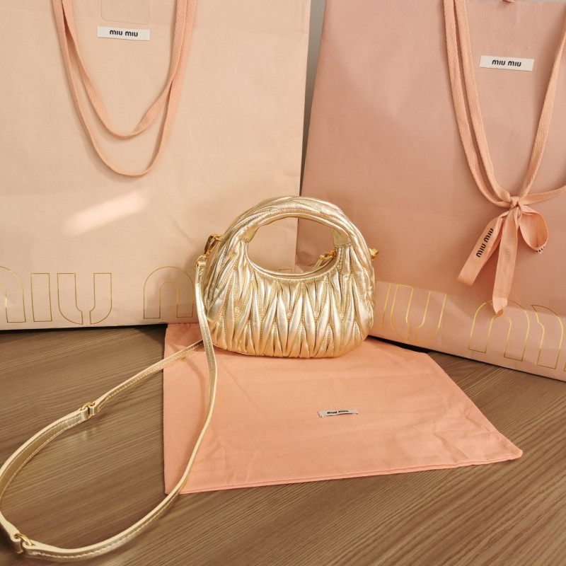 Миниатюрная кожаная сумка Miu Miu Mini Wander, золотистого цвета