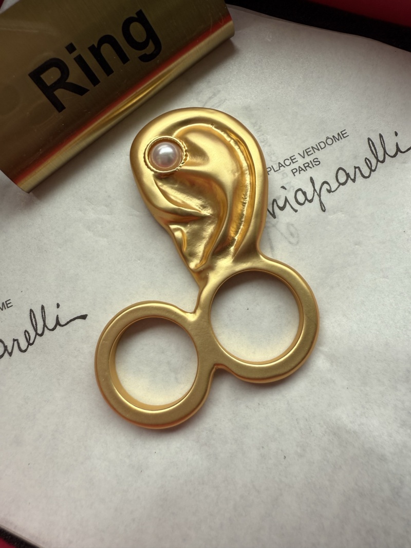 Золотистое кольцо с жемчугом Schiaparelli
