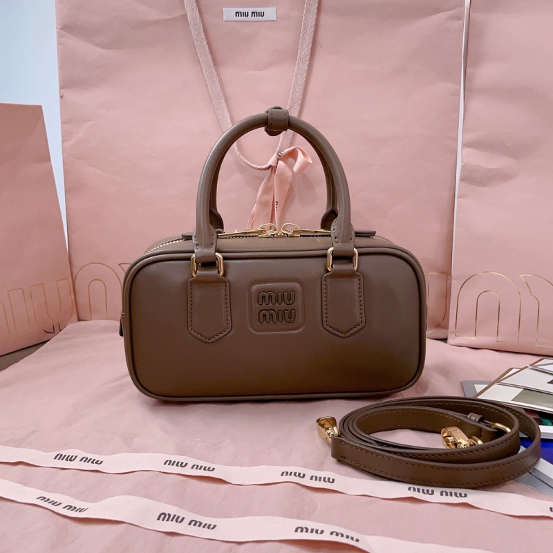Сумка Miu Miu в форме бочонка с плечевым ремнем