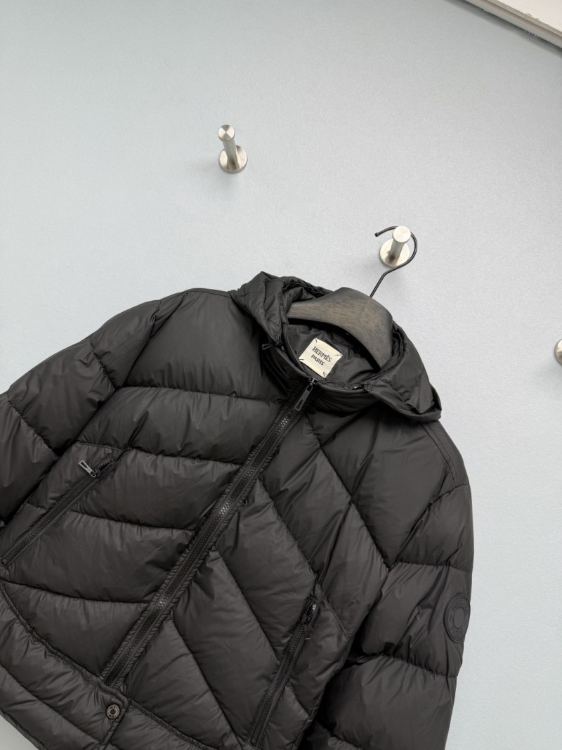Пуховик Balenciaga с V-образной стежкой