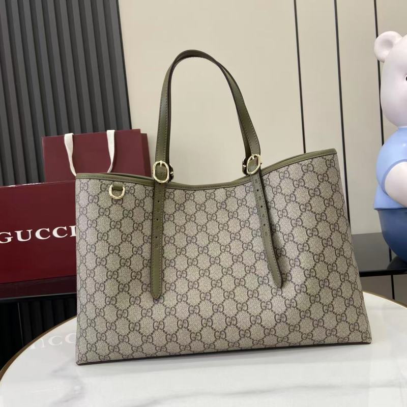 Сумка Gucci с монограммой и зелеными ручками
