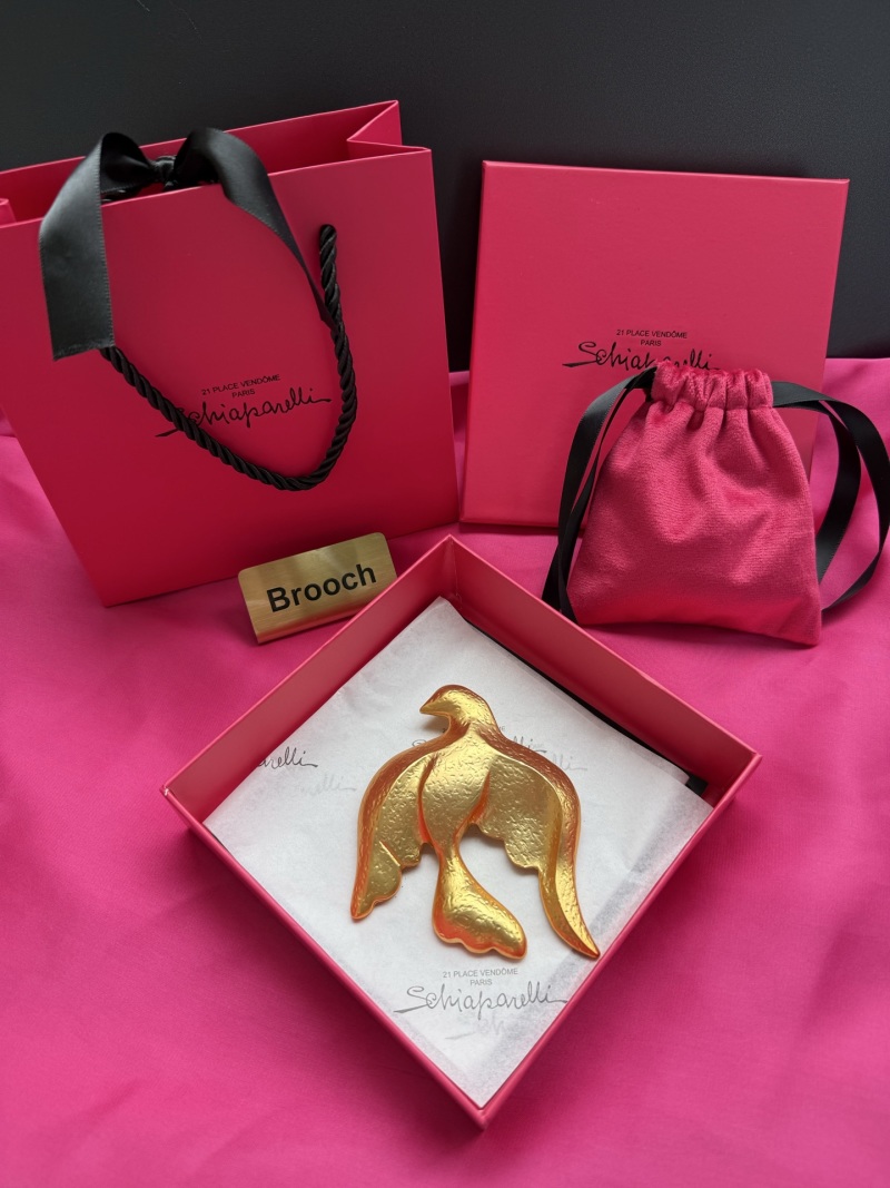 Брошь в виде птицы Schiaparelli
