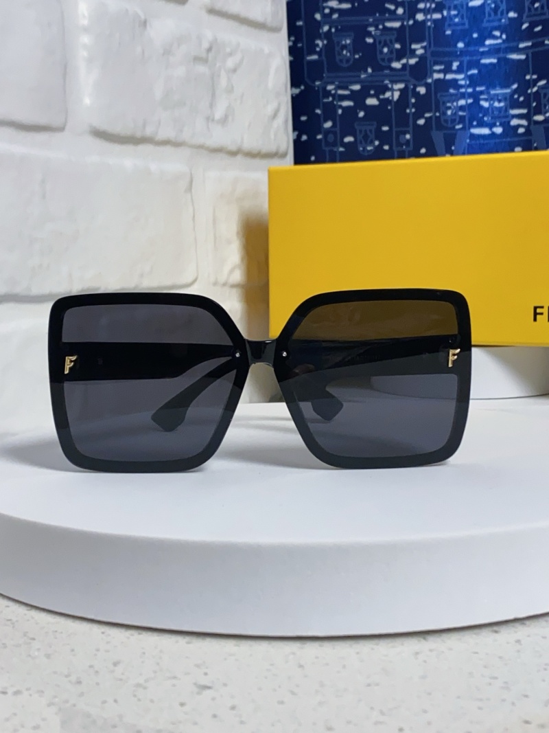 Женские солнцезащитные очки Fendi