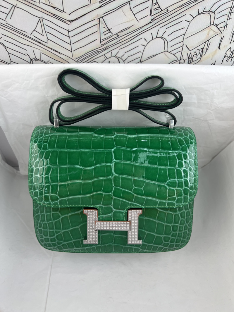 Сумка женская зеленая под крокодила с металлической фурнитурой Hermès