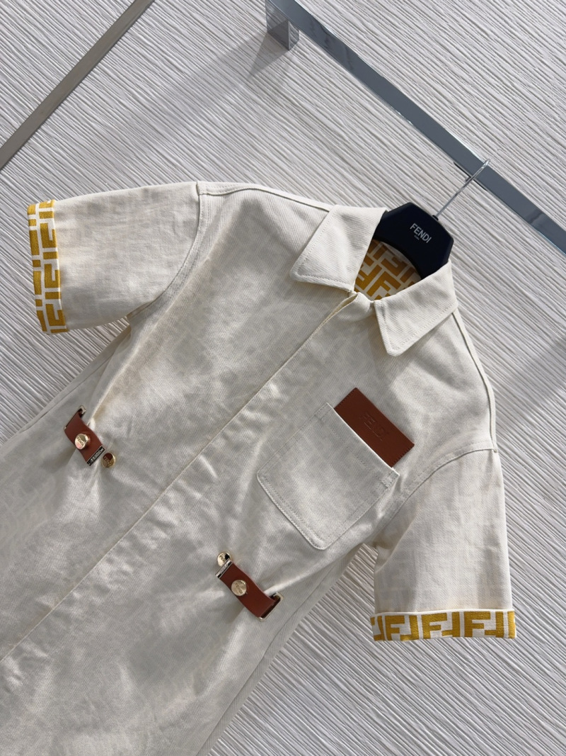 Повседневное платье с короткими рукавами и декоративной отделкой Fendi