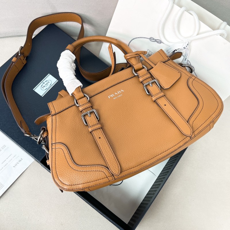 Кожаная сумка Prada