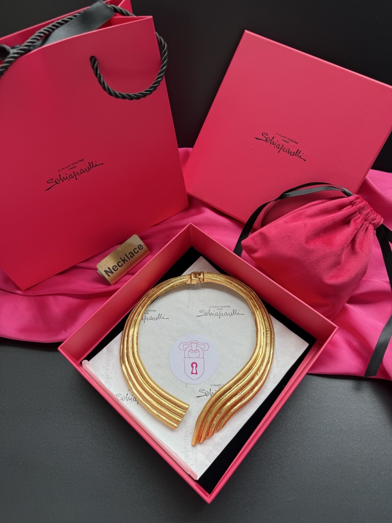Золотистое колье с геометрическим узором Schiaparelli
