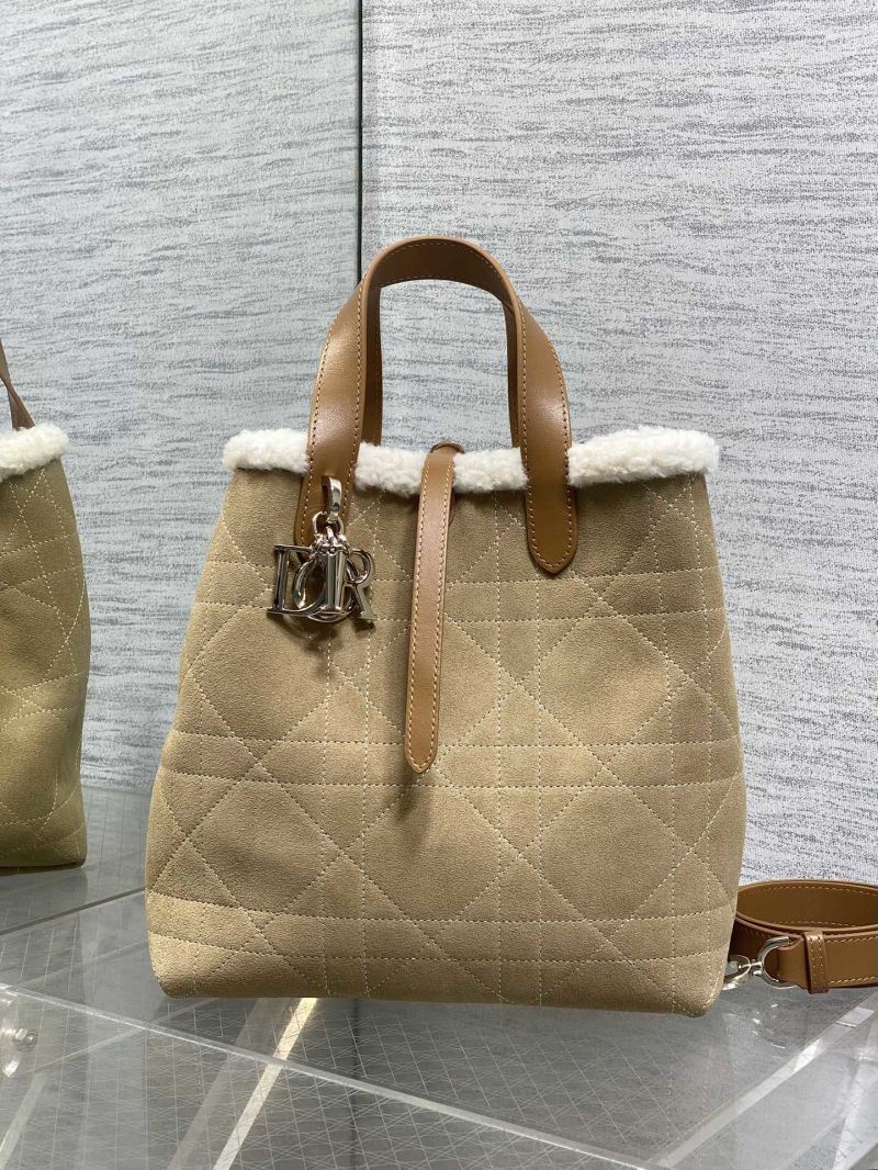 Сумка Dior с меховой отделкой