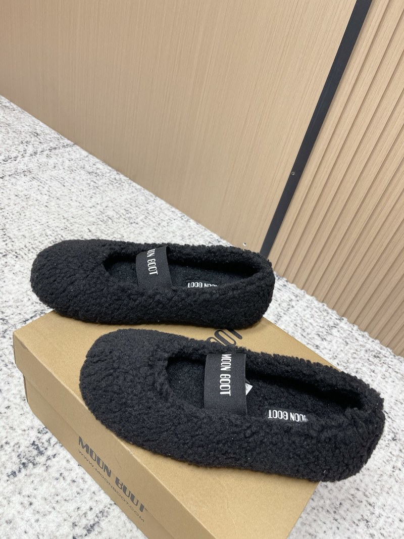 Плоские меховые ботинки Moon Boot