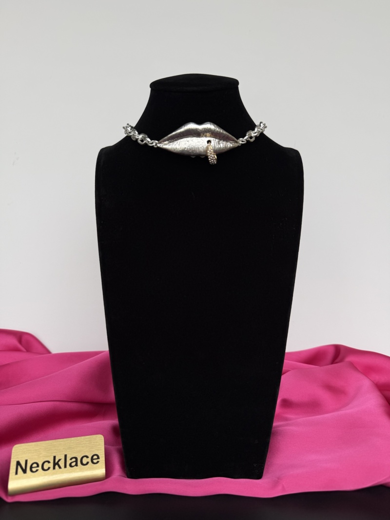 Колье в виде губ Schiaparelli