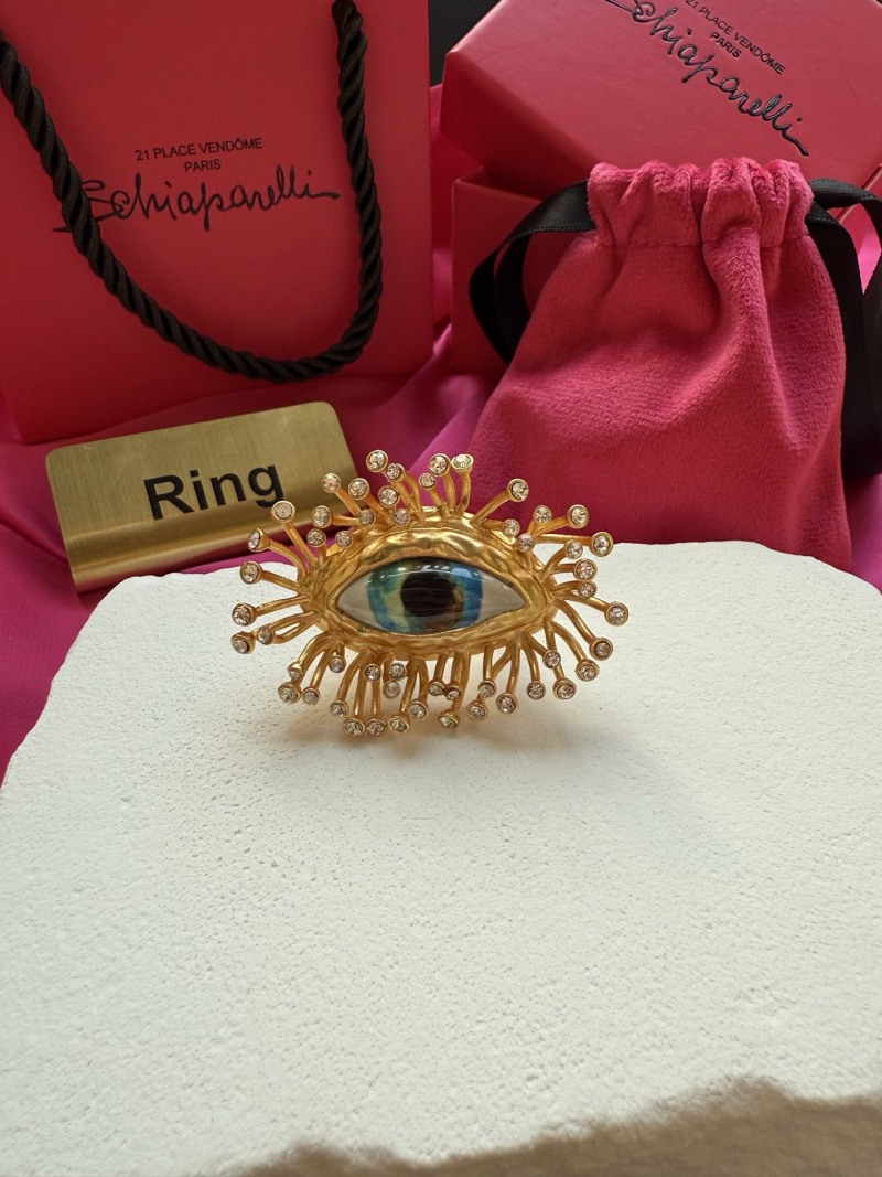 Брошь в виде глаза Schiaparelli