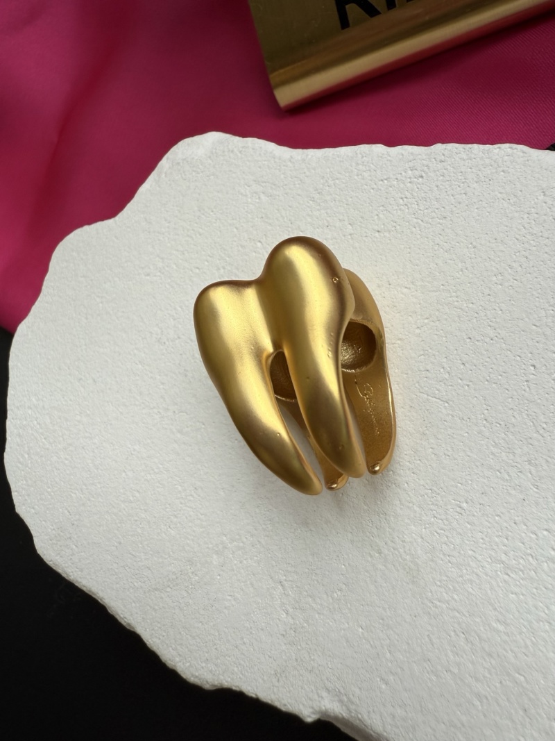 Золотистое кольцо с кристаллом Schiaparelli