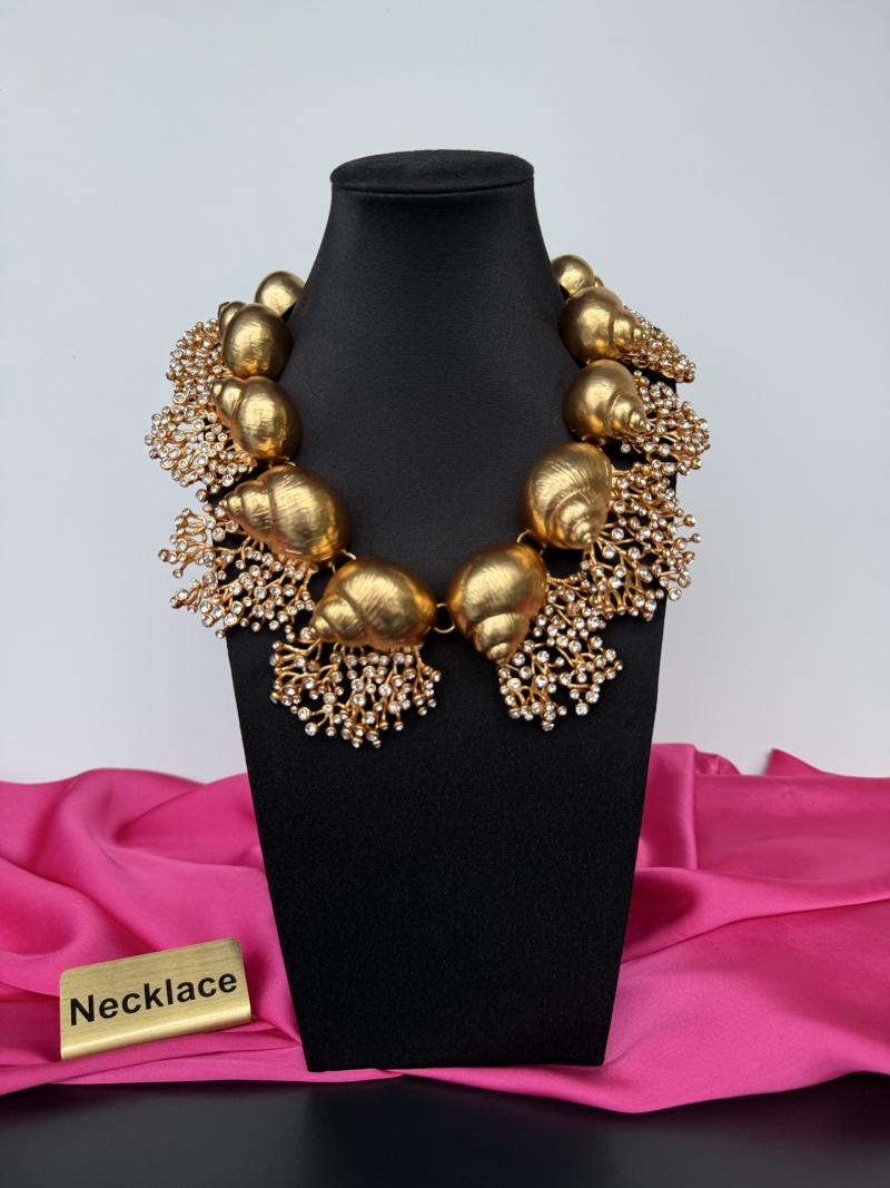Золотистое колье с морскими улитками Schiaparelli