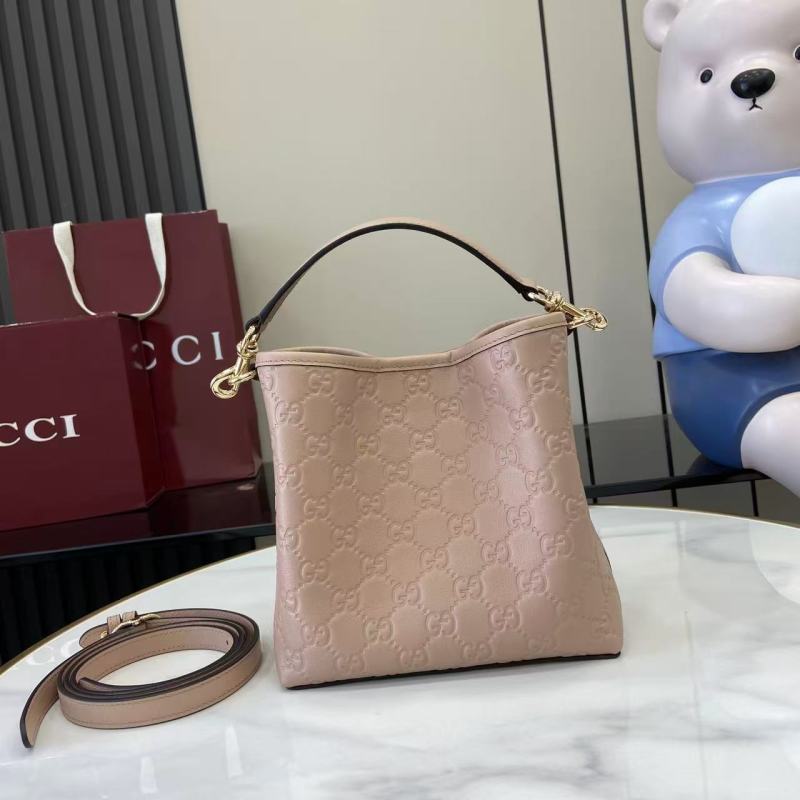 Сумка Gucci с тиснением и ремнем