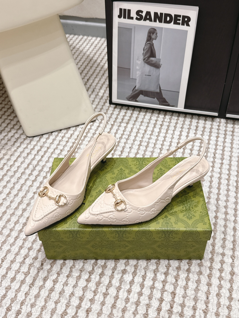 Женские туфли с металлическим украшением Gucci