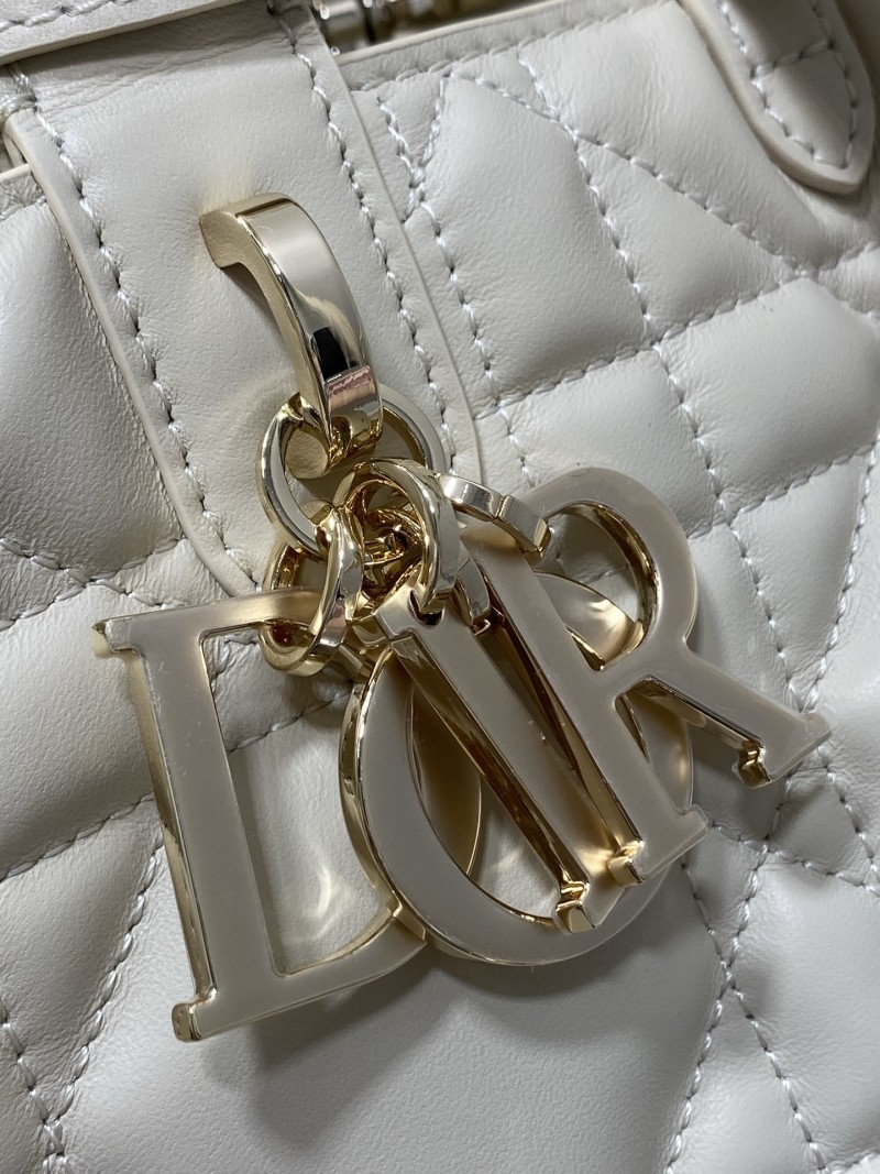Сумка Dior Lady Dior белого цвета