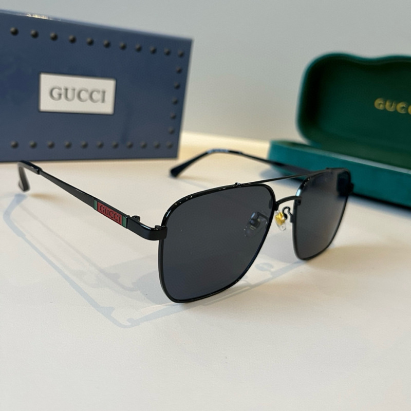 Солнцезащитные очки Gucci в комплекте с футляром
