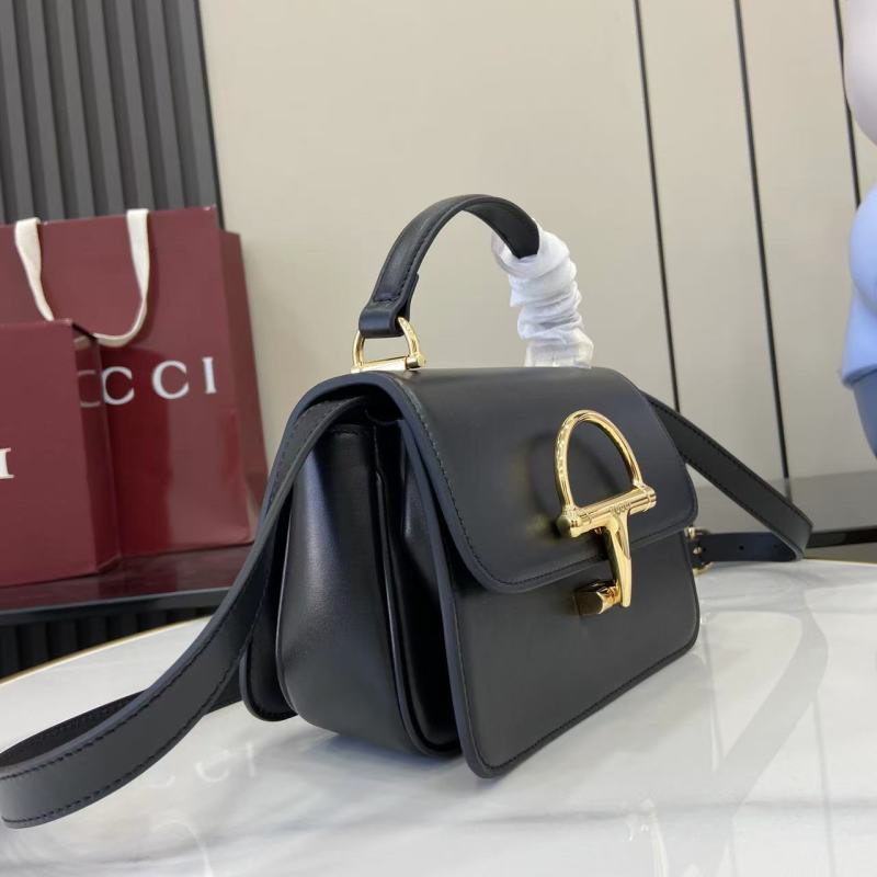 Черная кожаная сумка Gucci с золотой фурнитурой