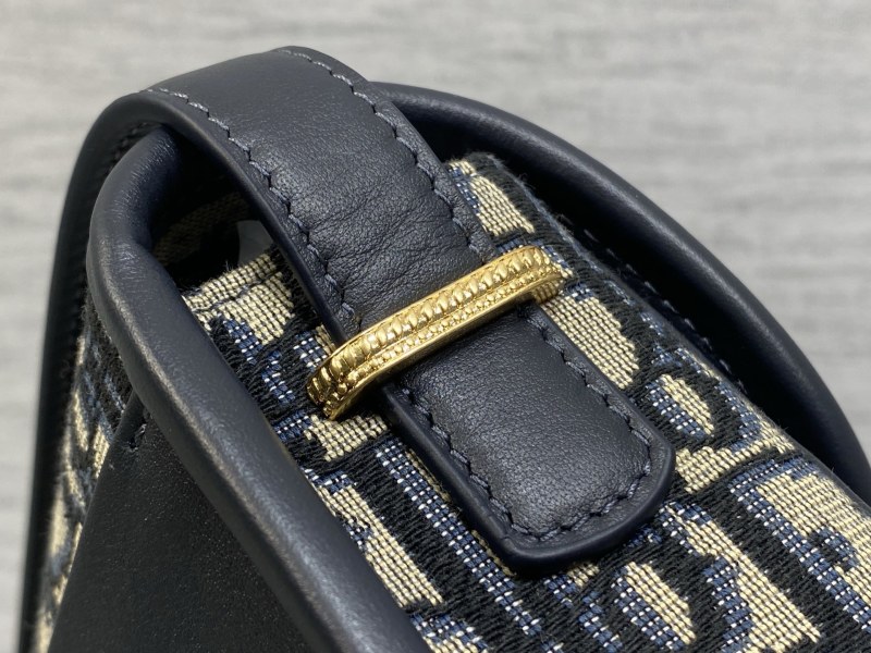 Сумка Dior с монограммой и золотой фурнитурой