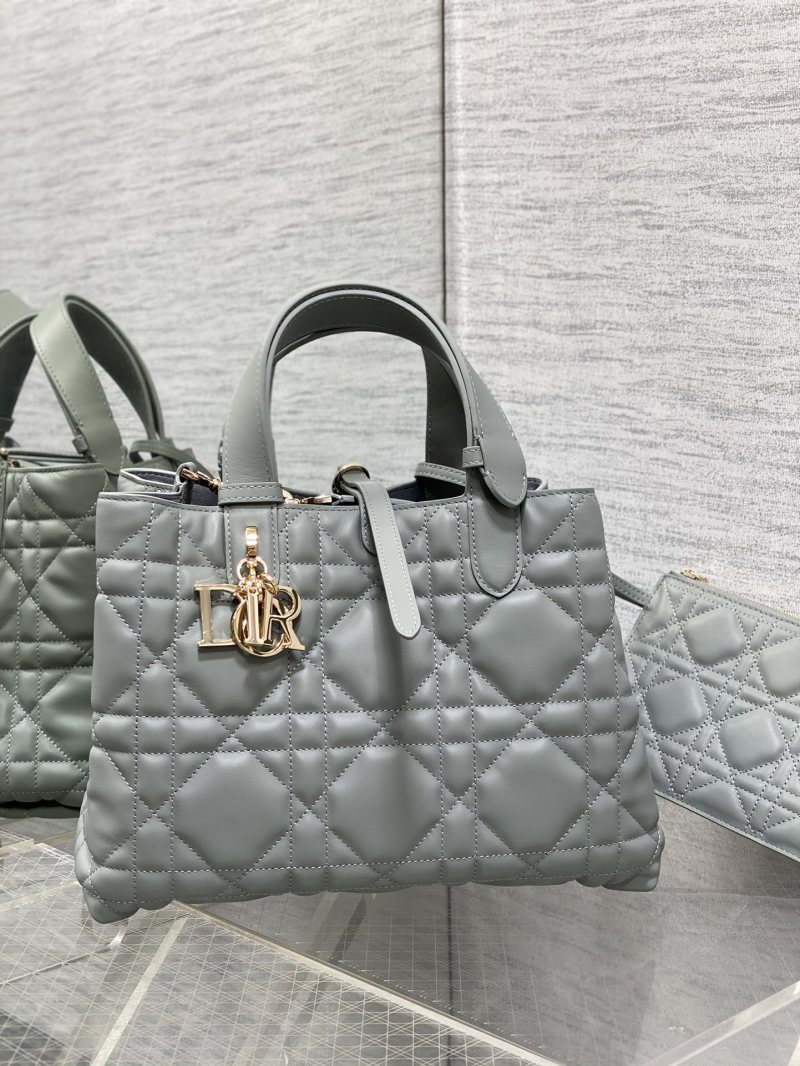 Сумка Dior с золотой фурнитурой серый
