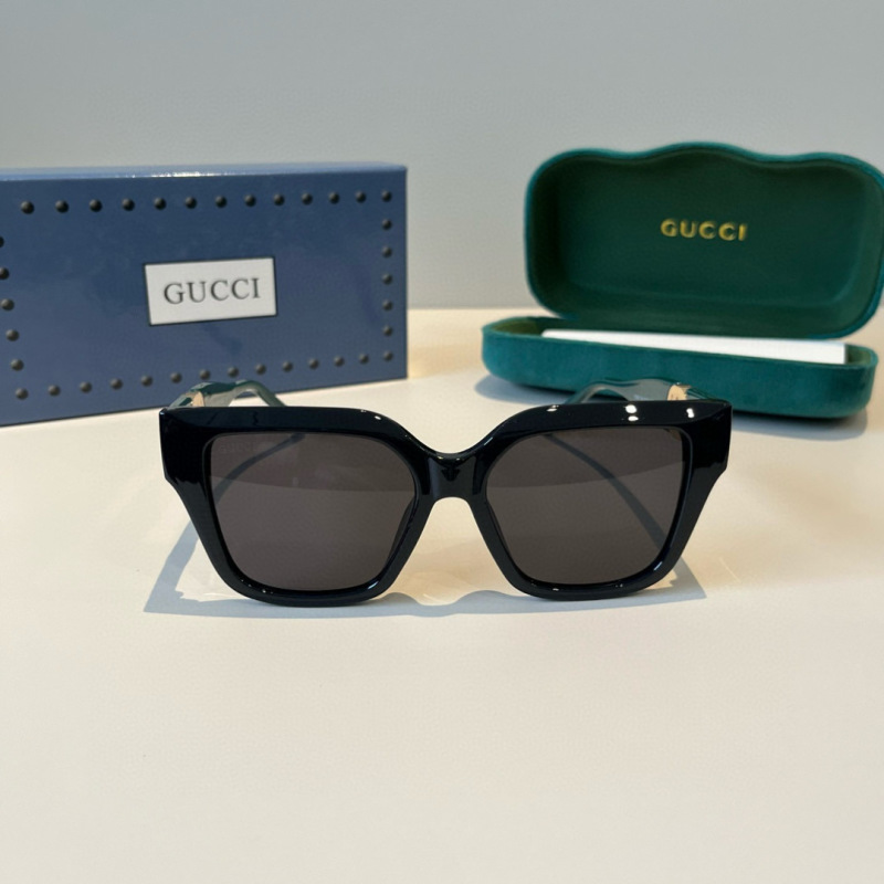 Солнцезащитные очки Gucci большие весенние