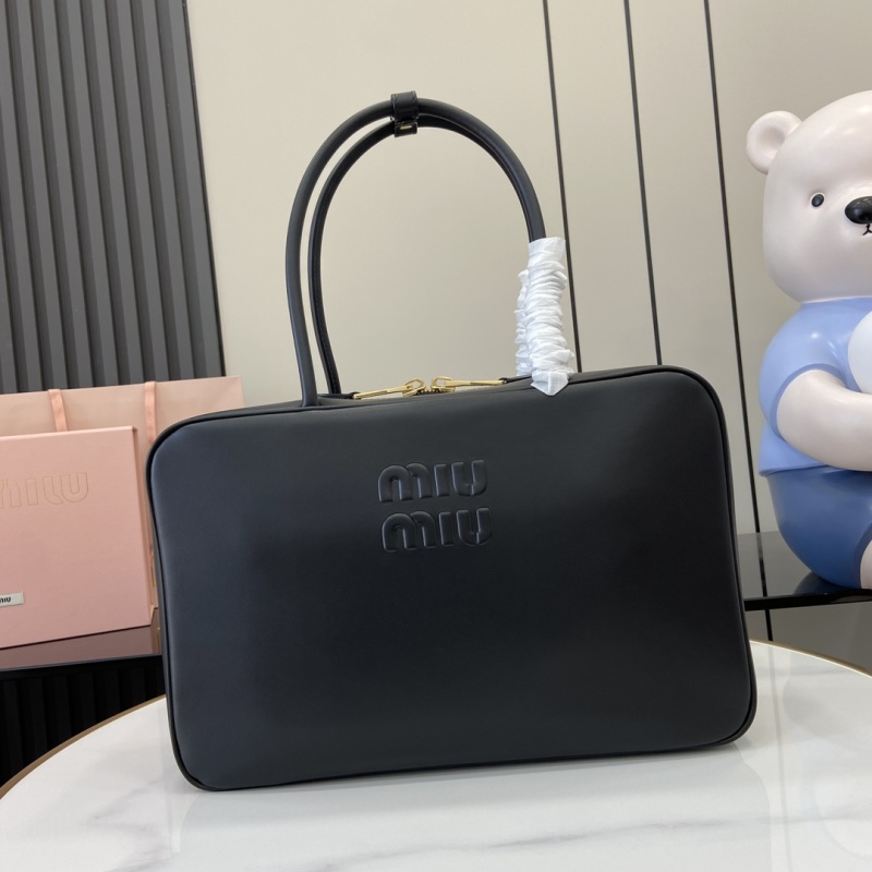 Черная сумка Miu Miu с ручками