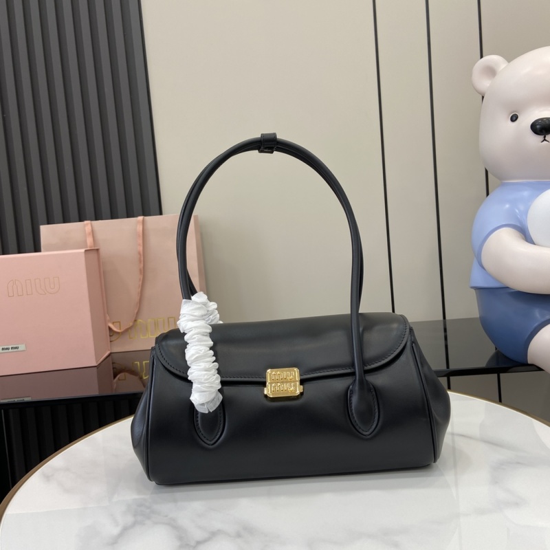 Черная сумка Miu Miu с золотой фурнитурой