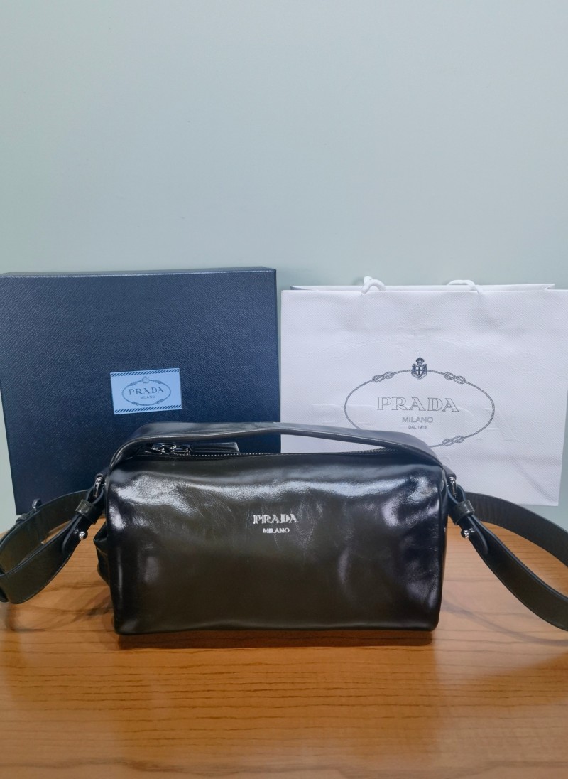 Кожаная сумка Prada через плечо