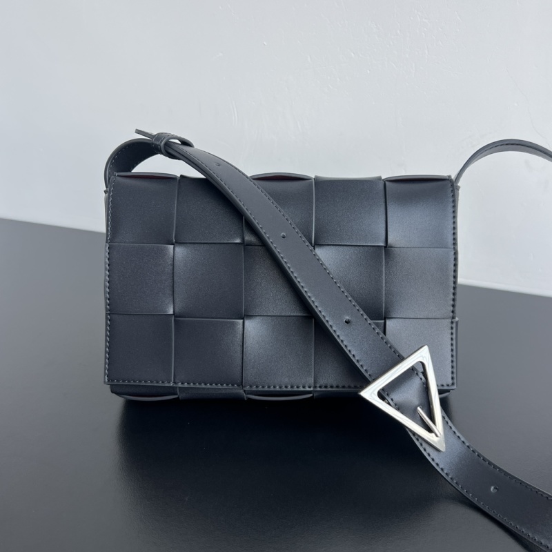 Черная плетеная сумка через плечо Bottega Veneta