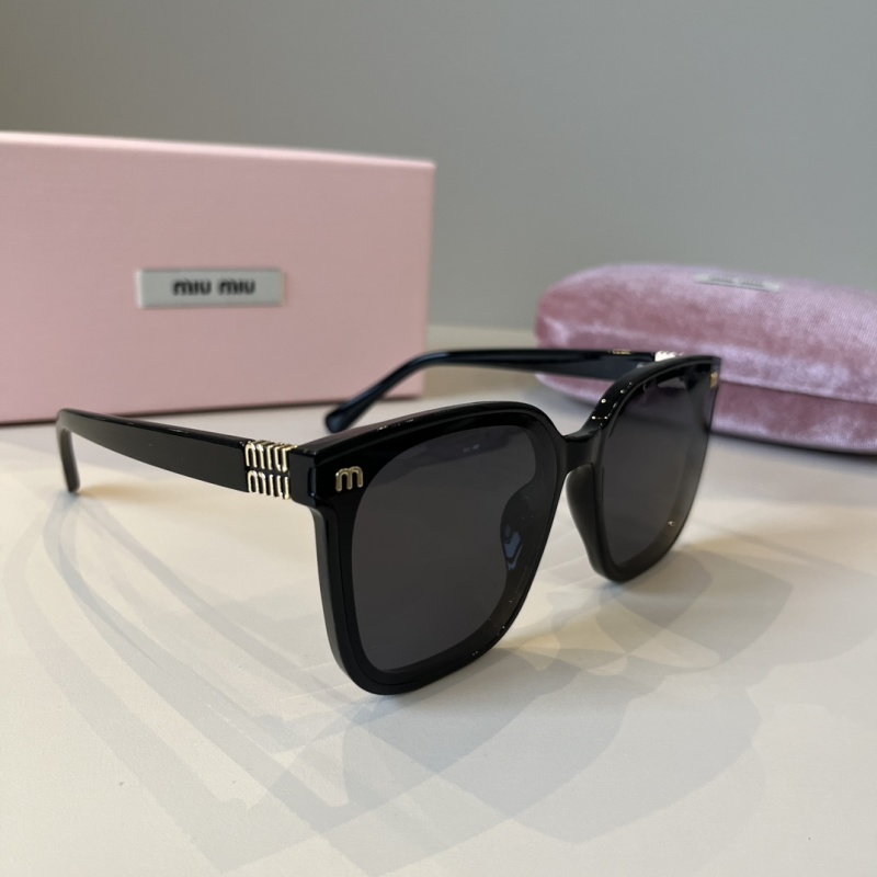 Солнцезащитные очки Miu Miu черные
