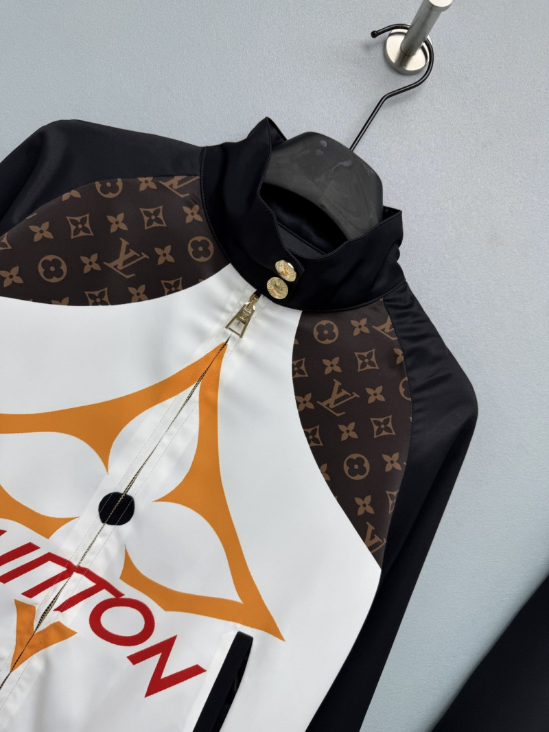 Костюм Louis Vuitton с логотипом