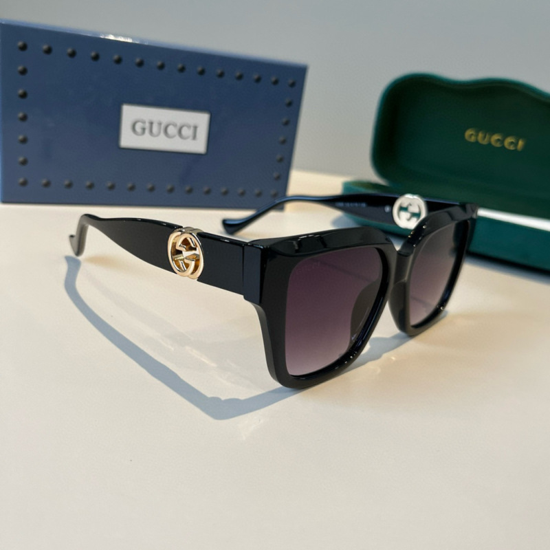 Солнцезащитные очки в черной оправе Gucci