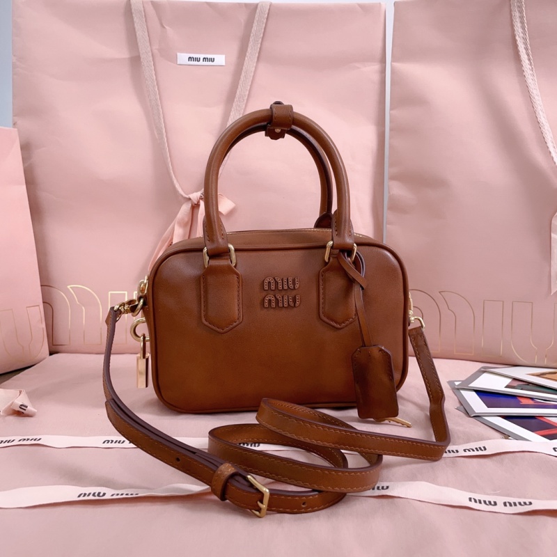 Сумка Miu Miu кожаная коричневая с ручками