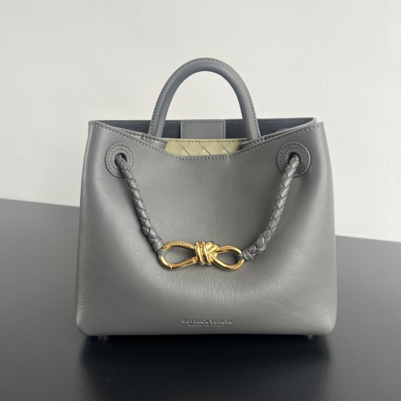 Сумка Bottega Veneta Andiamo с плетеным ремешком
