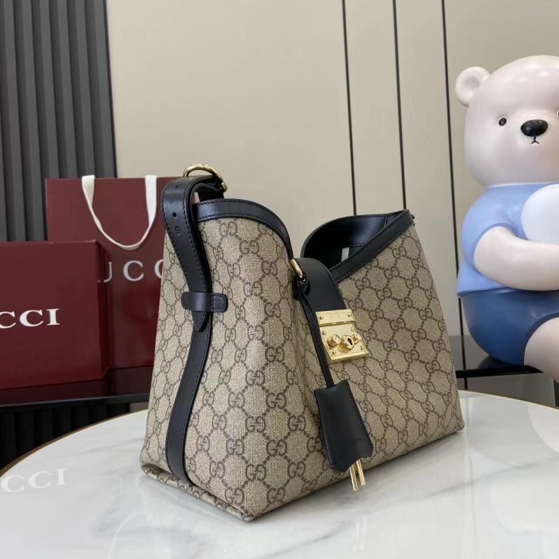 Сумка Gucci с замком и монограммой