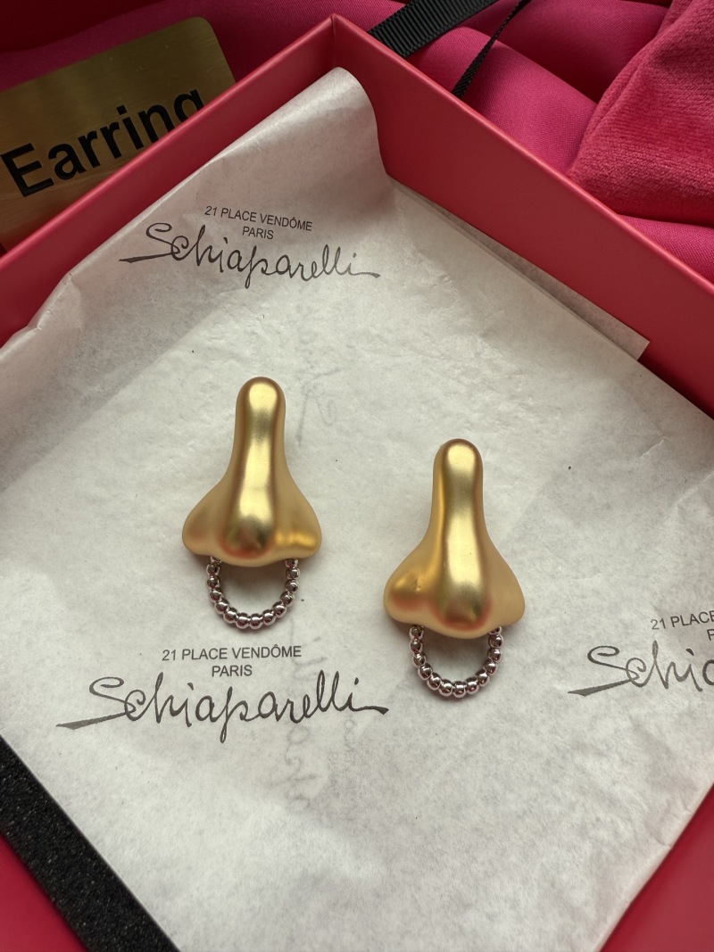 Серьги в форме носа Schiaparelli