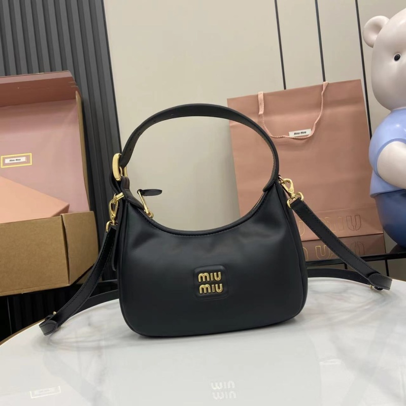 Черная сумка Miu Miu с золотой фурнитурой