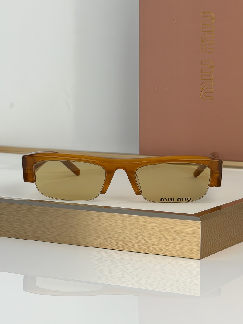 Солнцезащитные очки Miu Miu MU B07