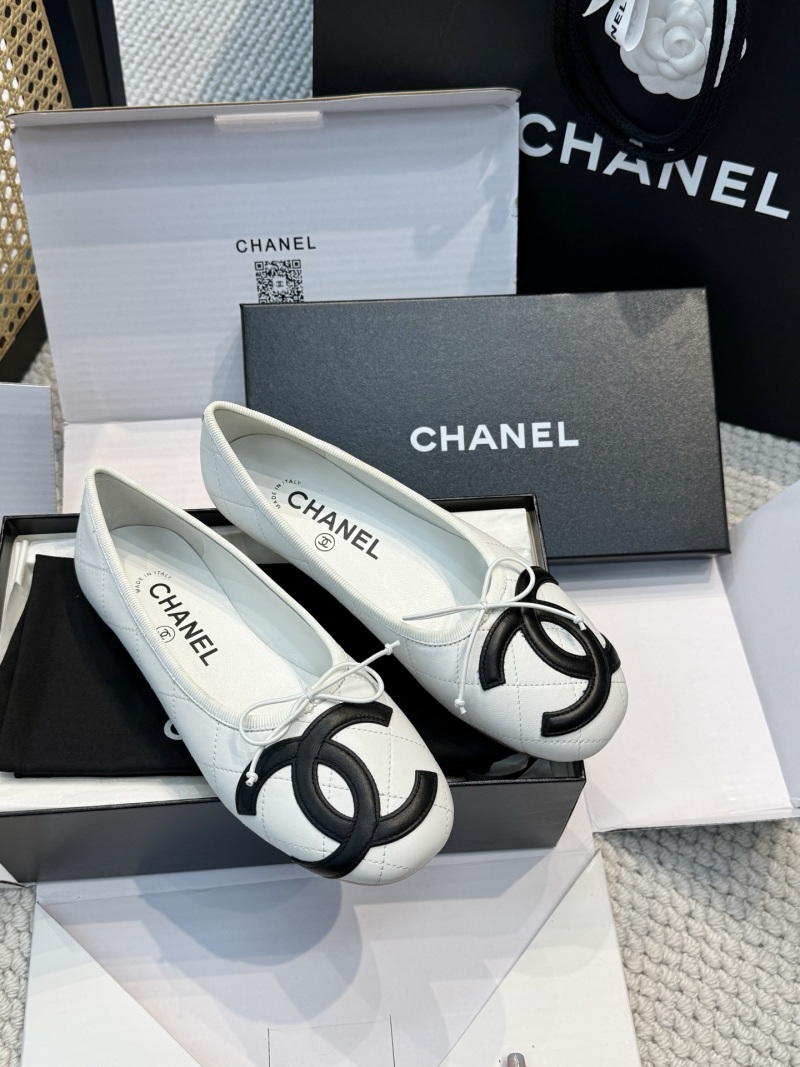 Белые женские балетки с крупным декором на мыске Chanel