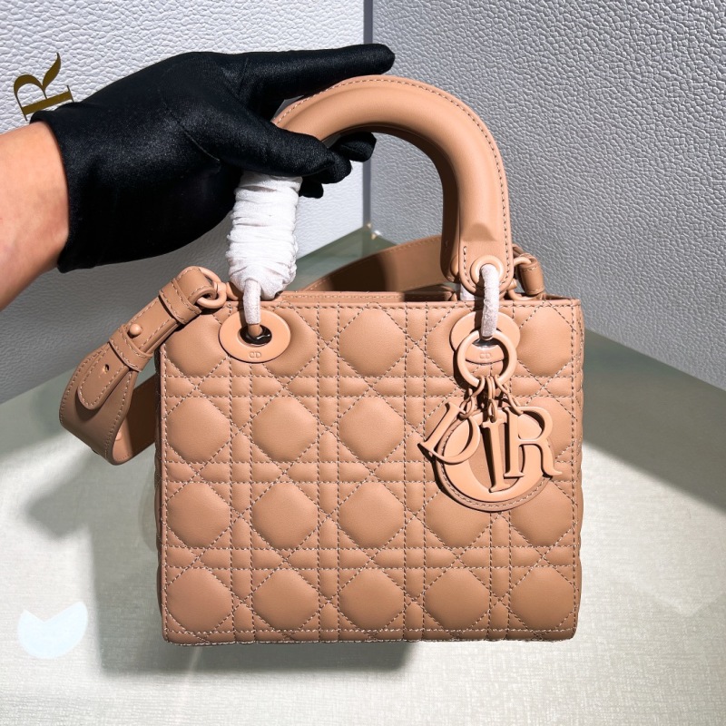 Женская кожаная сумка бежевого цвета с ручками и декором Dior