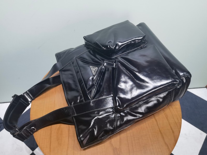 Чёрная сумка Prada из оiled leather