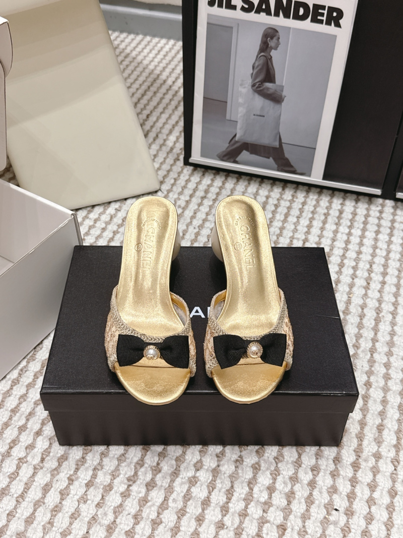 Женские сабо с декором в виде бабочки и жемчужиной Chanel