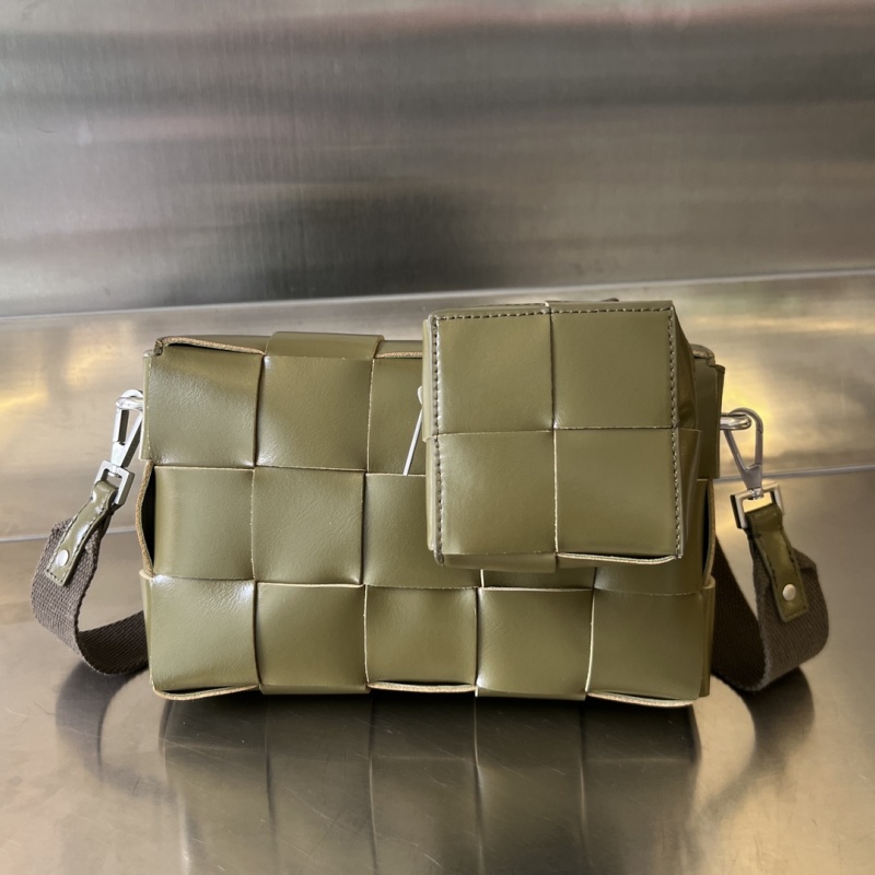 Сумка-кроссбоди с плетением из кожи, оливковый Bottega Veneta