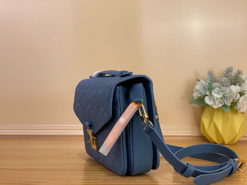 Сумка Louis Vuitton Pochette Metis, синий цвет, тисненая кожа
