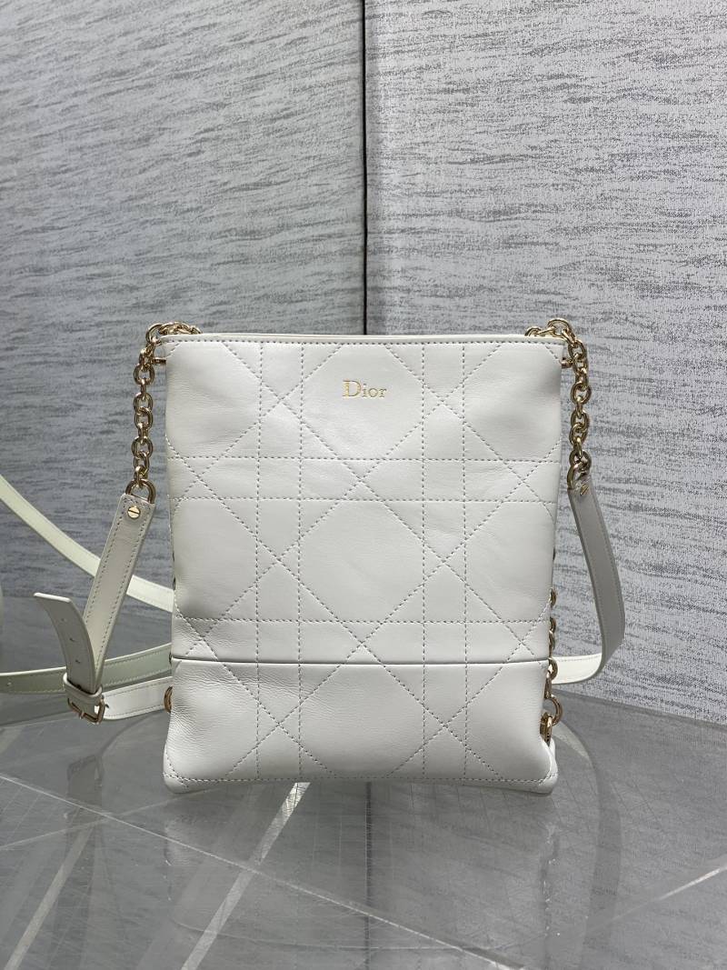 Белая сумка Dior с цепочкой