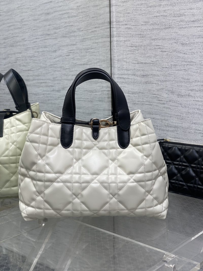 Сумка Dior с квилтингом и золотой фурнитурой