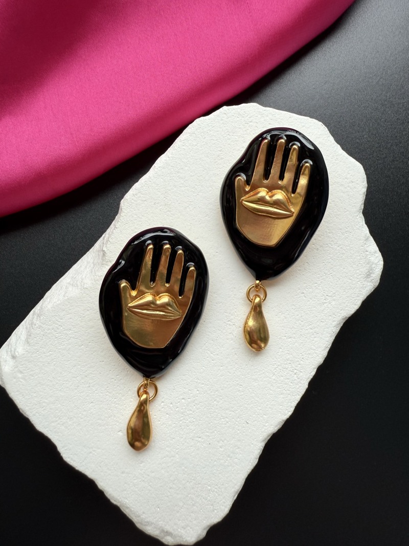Серьги Schiaparelli с изображением рук и губ