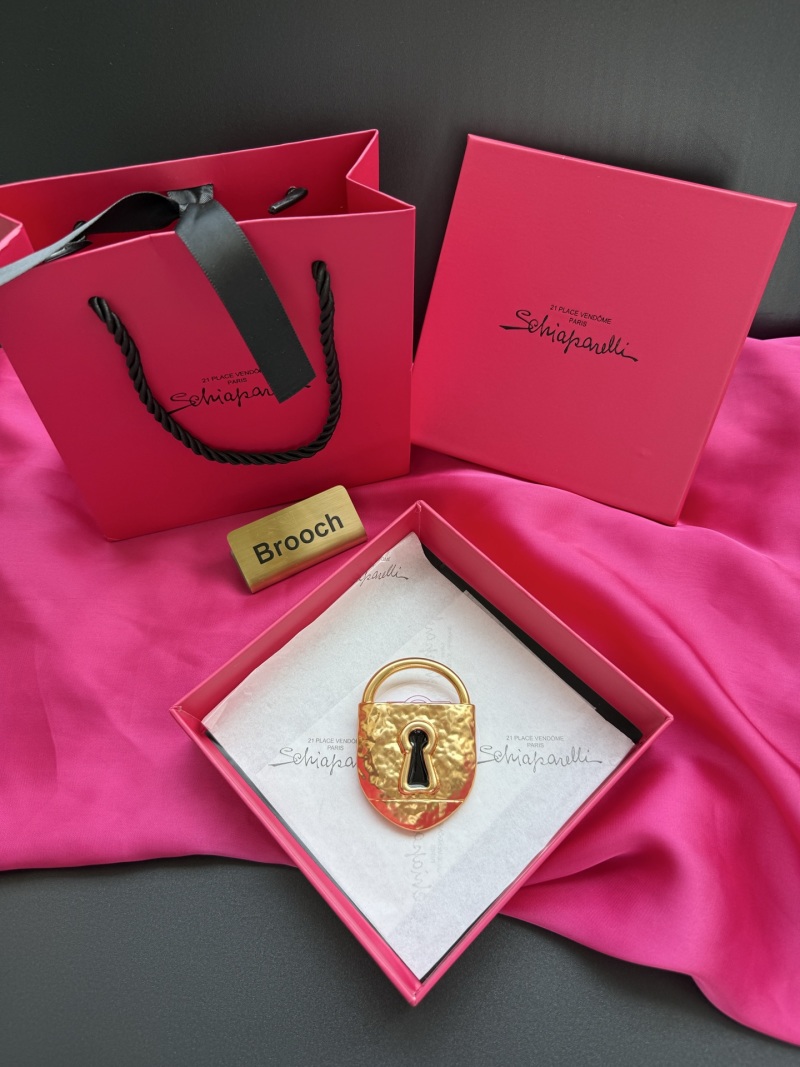 Брошь в виде замка Schiaparelli