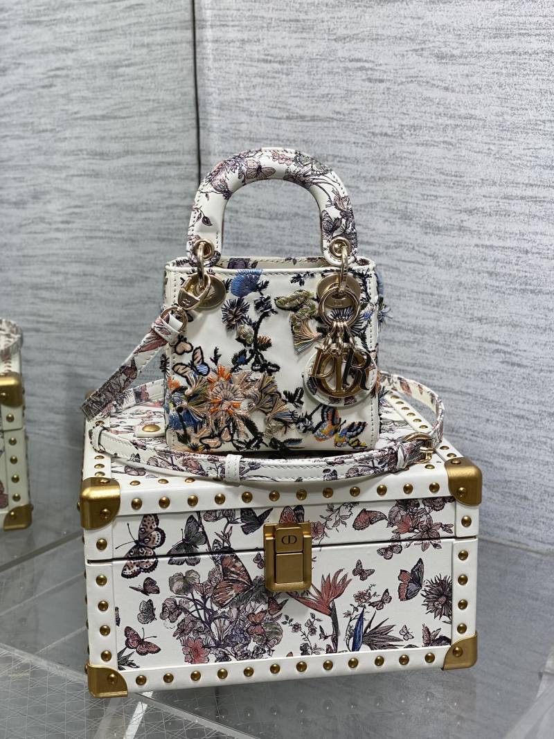Сумка Dior Lady Dior с вышивкой