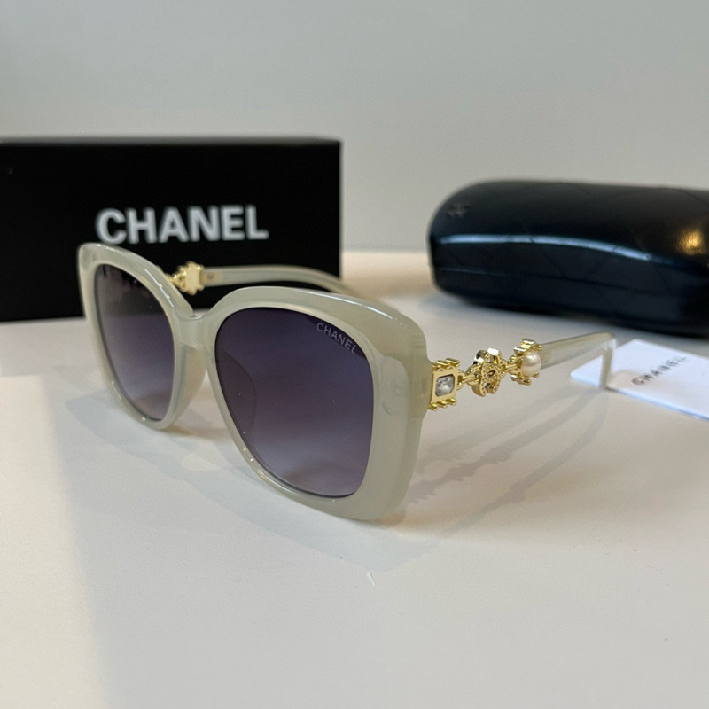Солнцезащитные очки в светлой оправе Chanel